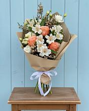 Букет цветов из:  Альстромерии, Лизиантусы, Розы и Хризантемы в Косихе