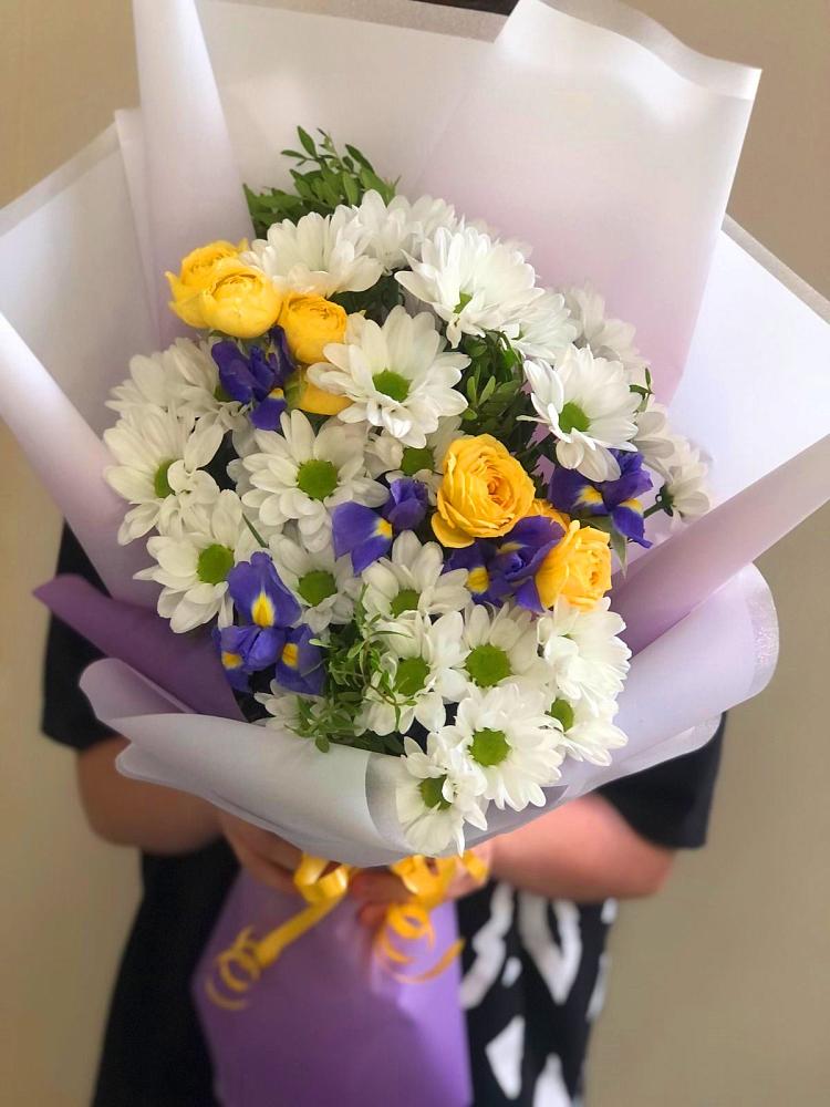 Букет цветов из: Ирисы, Хризантемы и Розы в Косихе