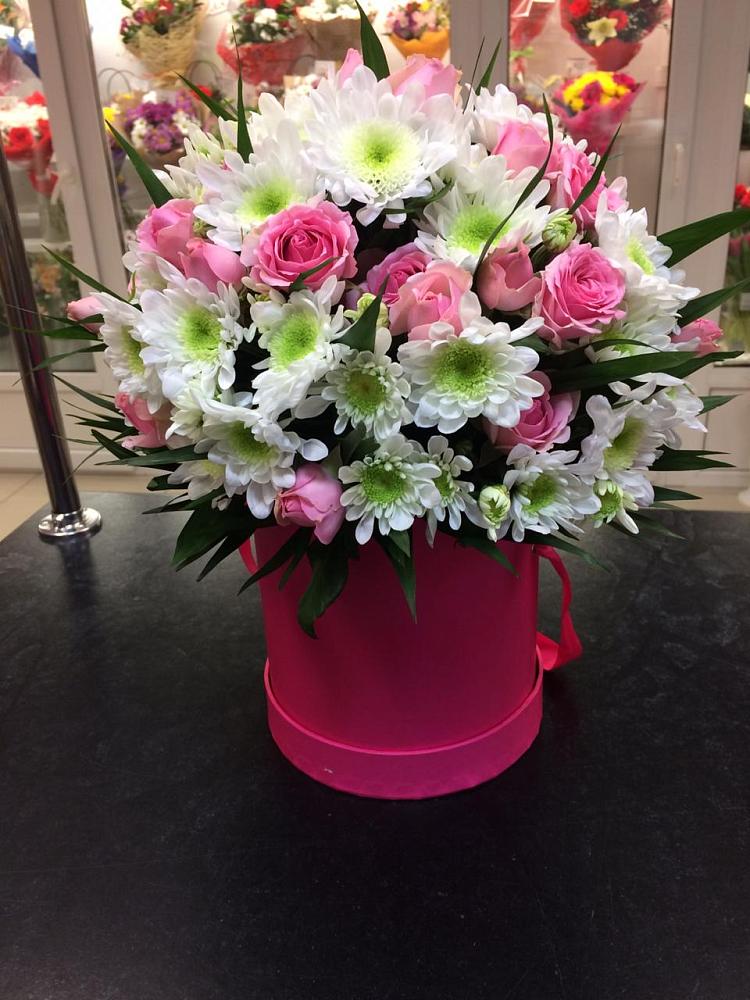 Цветочная композиция из Розы и Хризантемы в шляпной коробке в Косихе