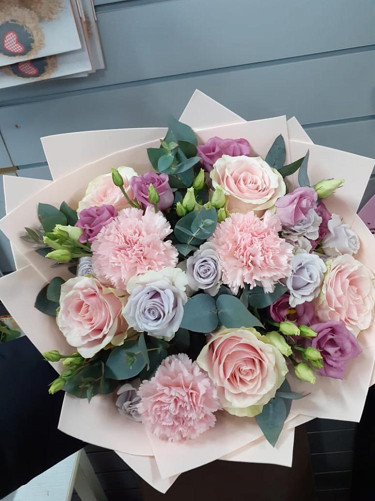 Букет цветов из: Розы, Гвоздики и Лизиантусы в Косихе