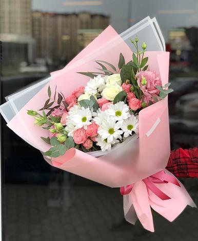 Букет цветов из: Розы, Лизиантусы и Хризантемы в Косихе